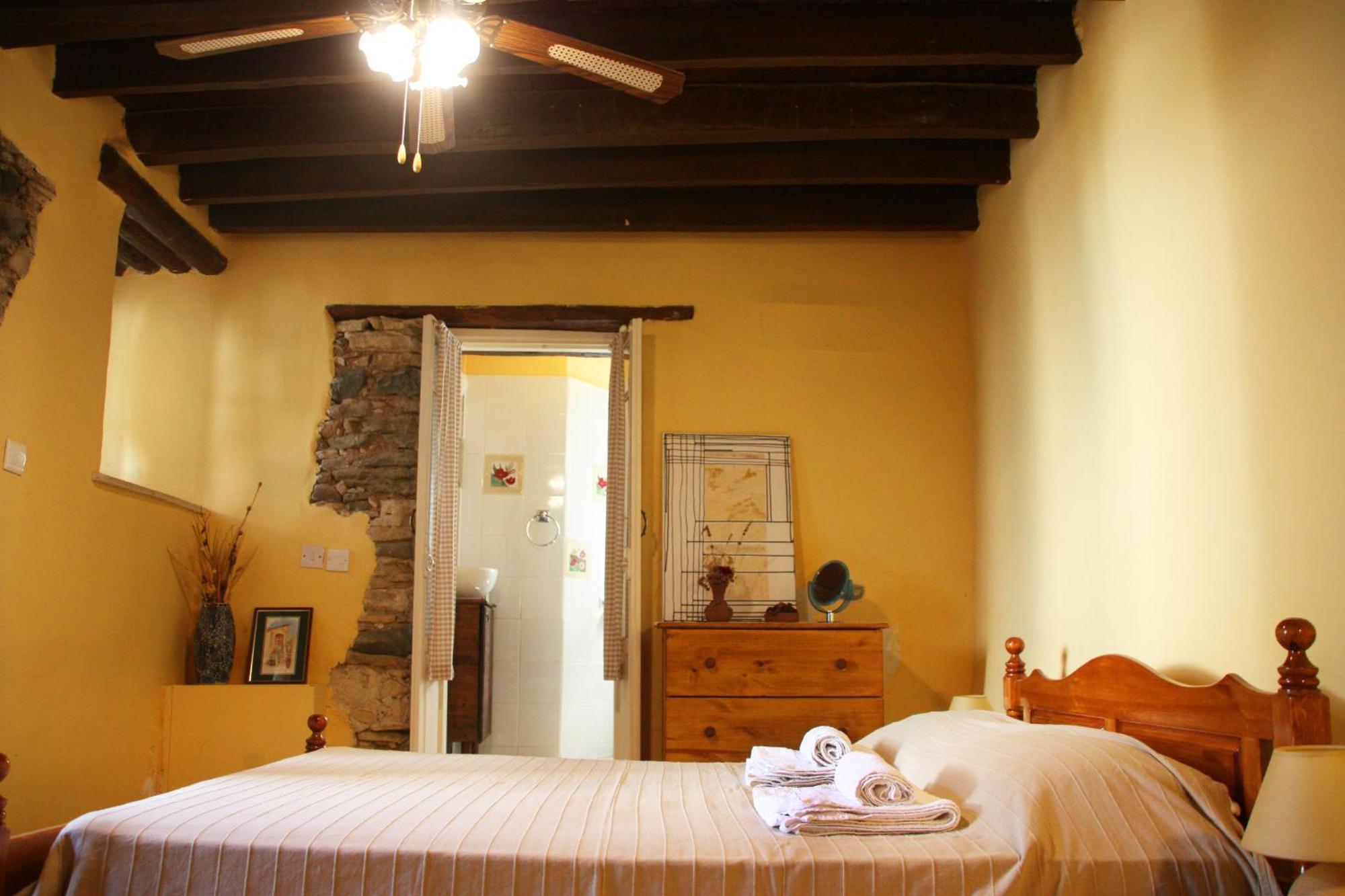 Aperanti Agrotourism Bed & Breakfast Pera Orinis Room photo